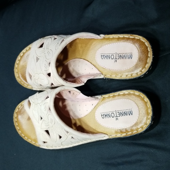 Minnetonka Women's leather sandal  Size 8 - Picture 1 of 11